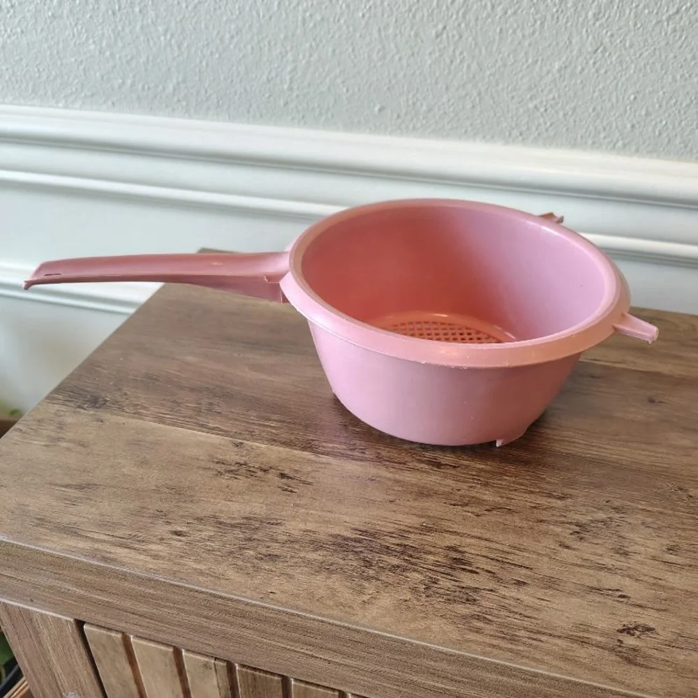 Vtg Pink Colander Strainer Bowl With Handle MCM Plastic Retro Kitchen Merrymaid